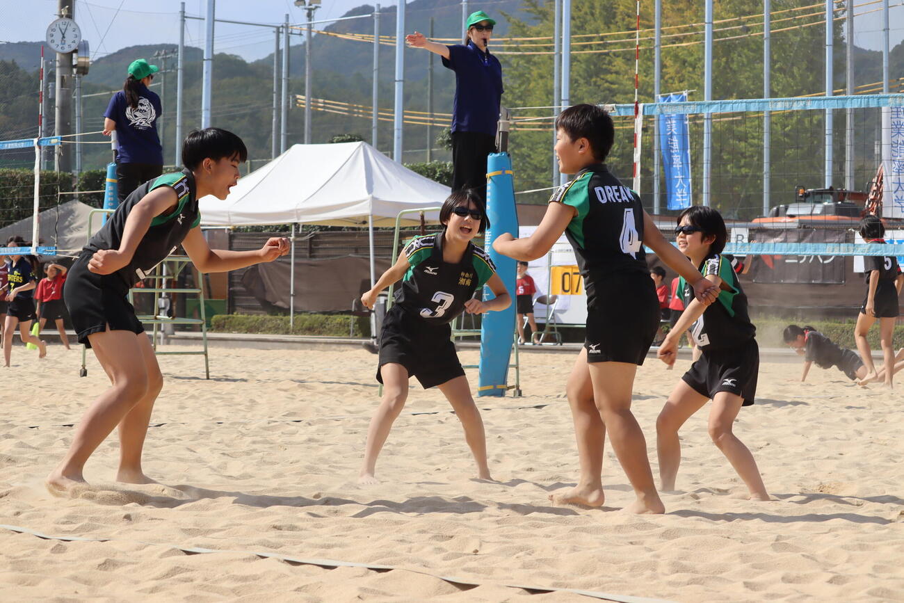 得点を決め喜ぶ湘南ドリームスポーツ少年団
