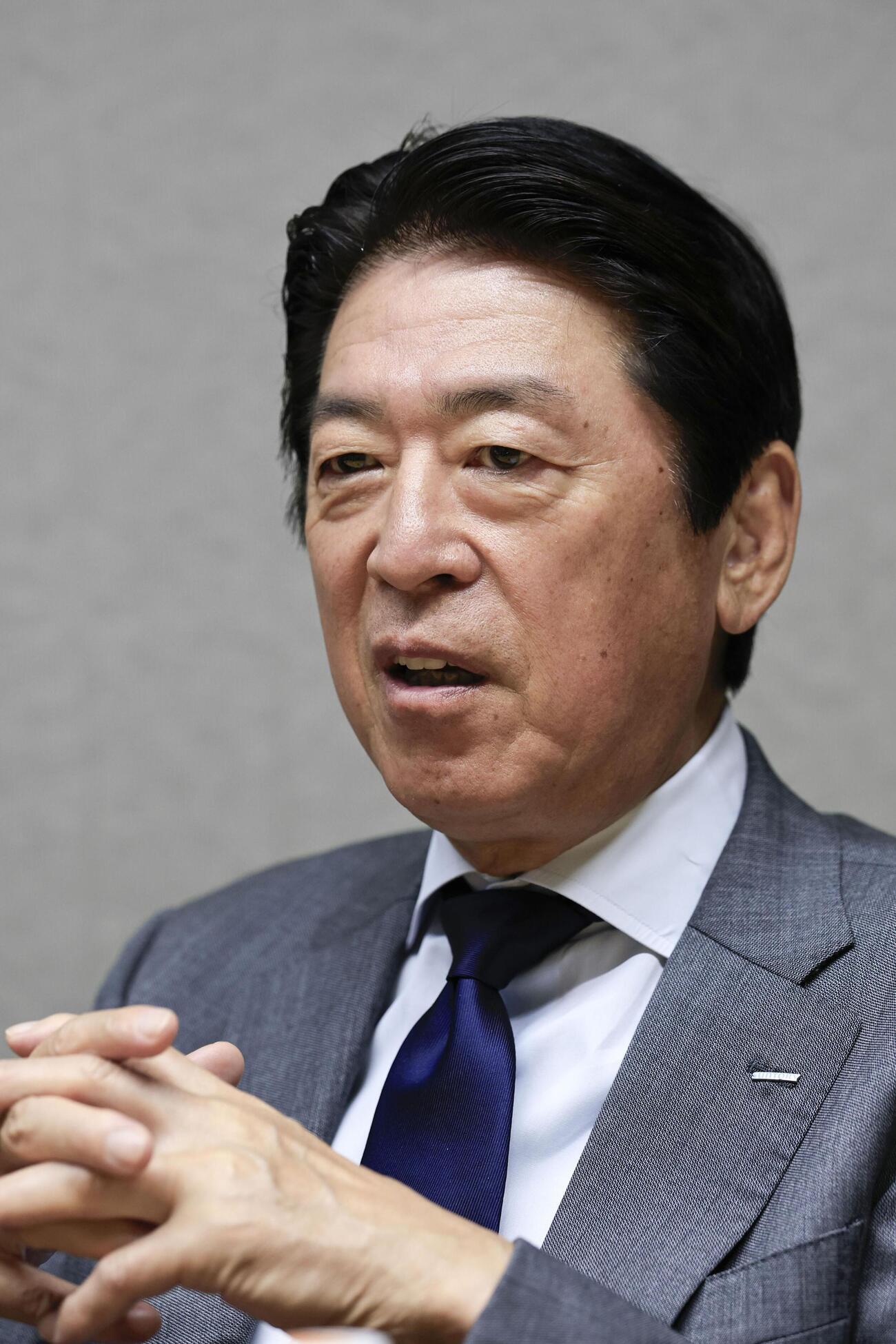 インタビューに応じる日本ラグビー協会の土田雅人会長