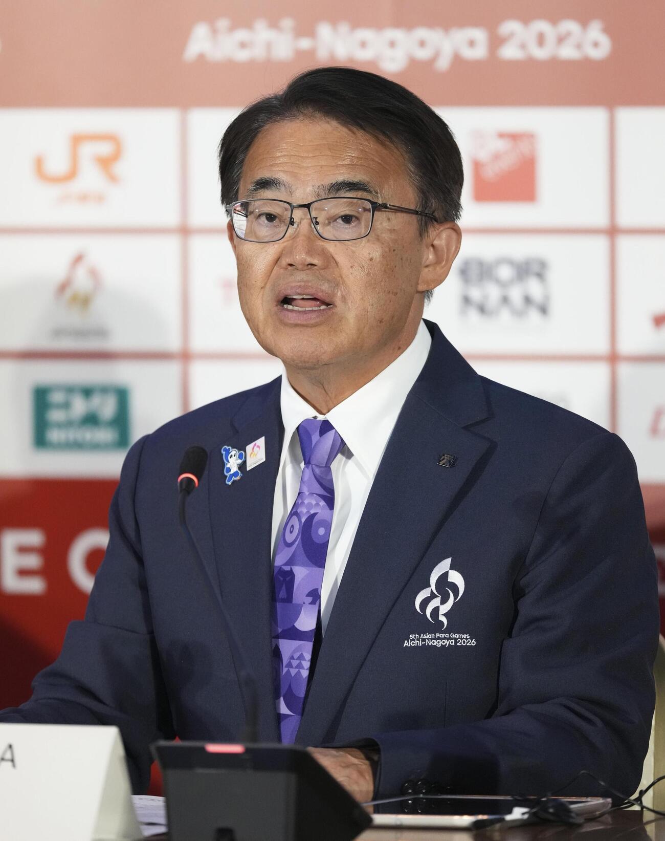 記者会見する大会組織委会長の大村秀章愛知県知事（共同）