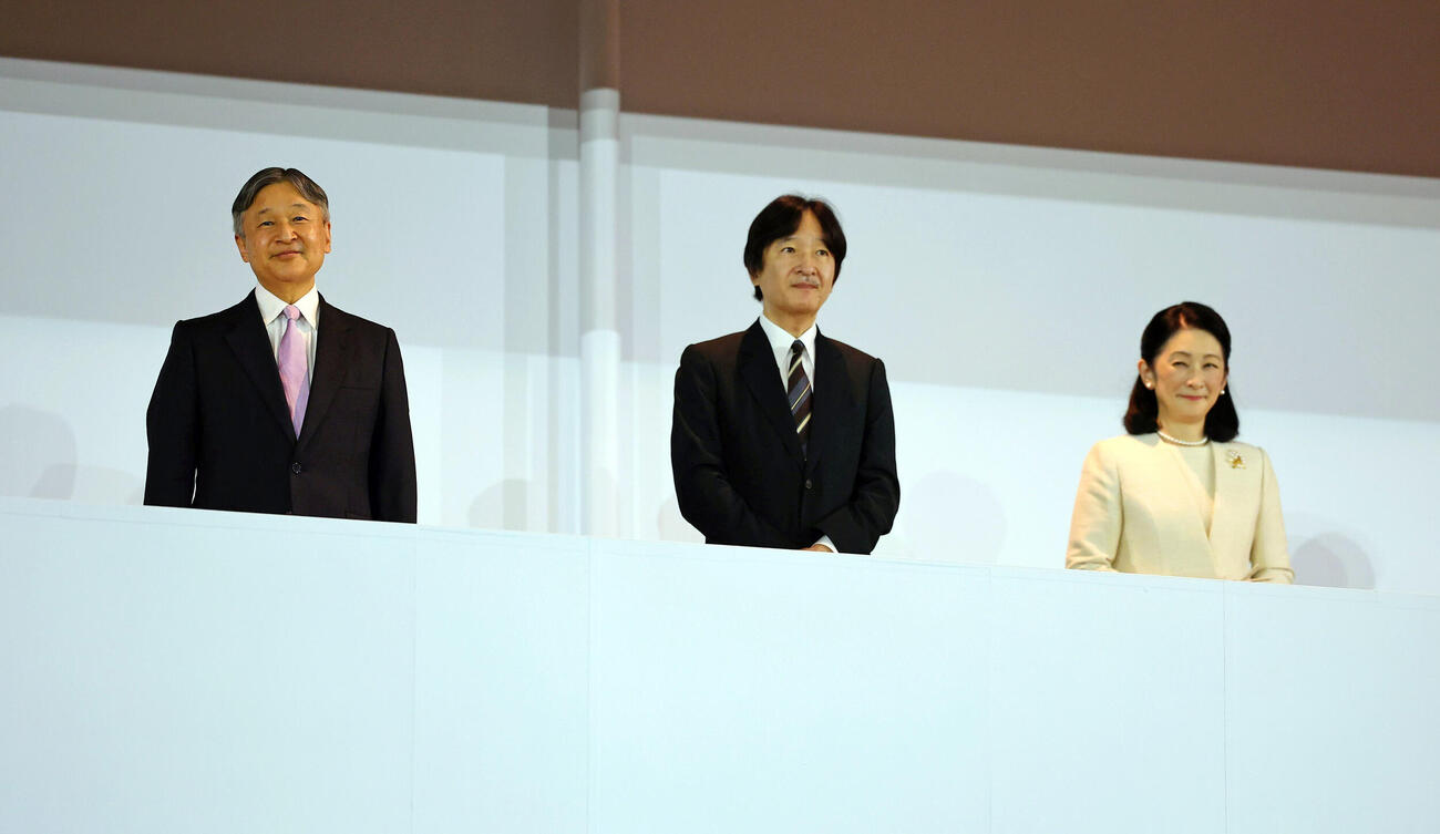 愛知・名古屋アジアパラ大会の開会式に出席された天皇陛下と秋篠宮ご夫妻（代表撮影）