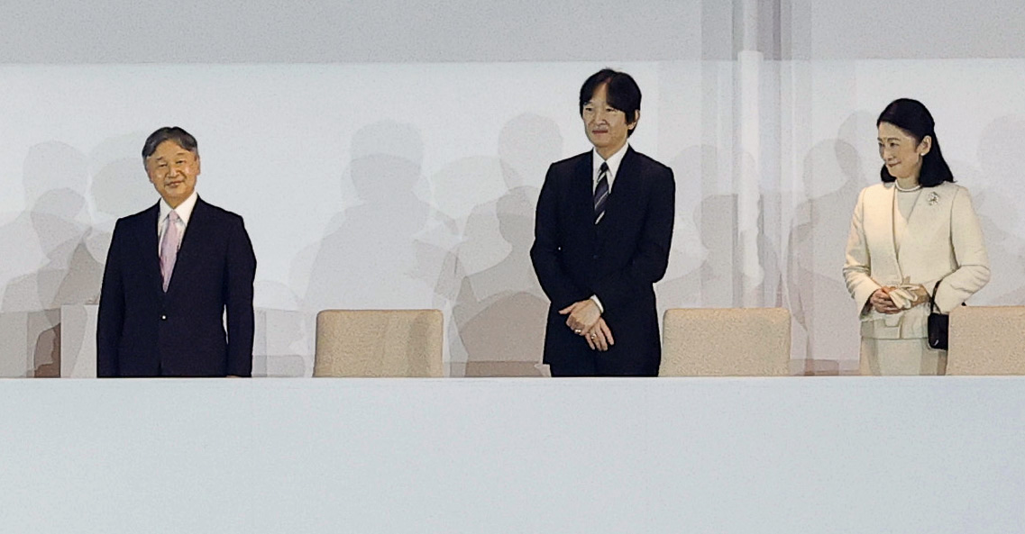 開会式に出席された天皇陛下と秋篠宮ご夫妻＝18日、パロマ瑞穂スタジアム（共同）