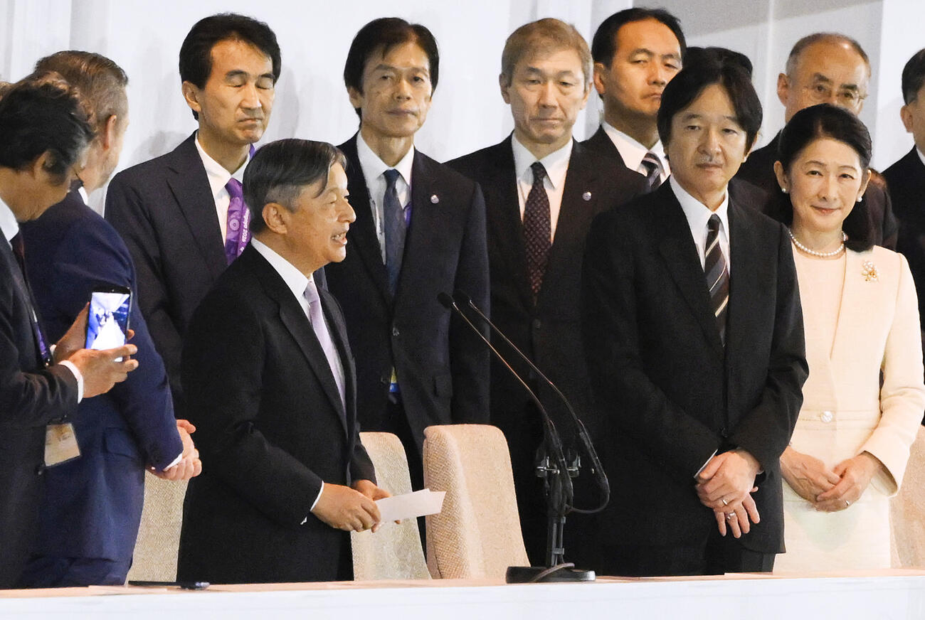 アジアパラ大会の開会を宣言される天皇陛下＝18日、パロマ瑞穂スタジアム（共同）