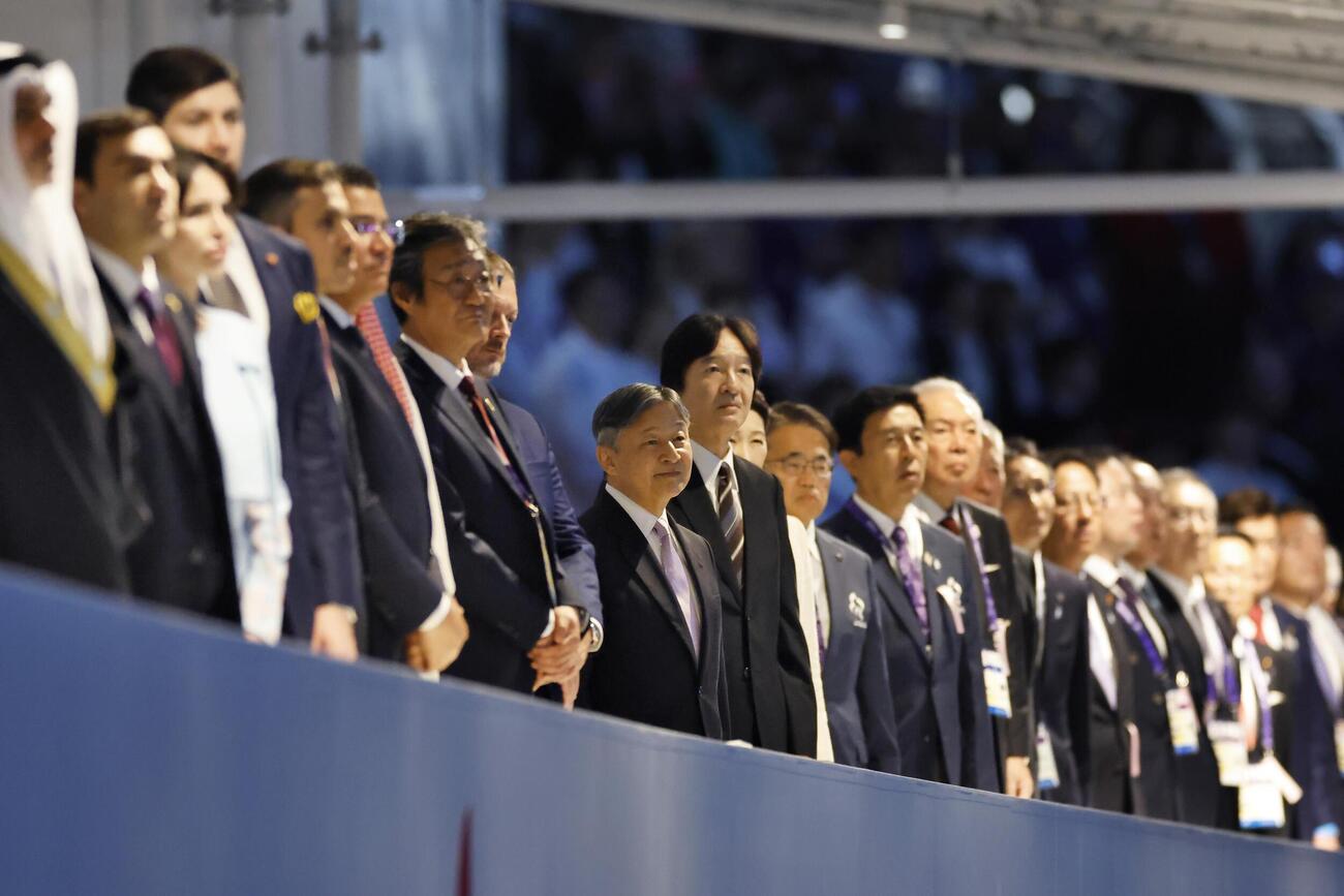 開会式に出席された天皇陛下と秋篠宮さま＝18日、パロマ瑞穂スタジアム（共同）