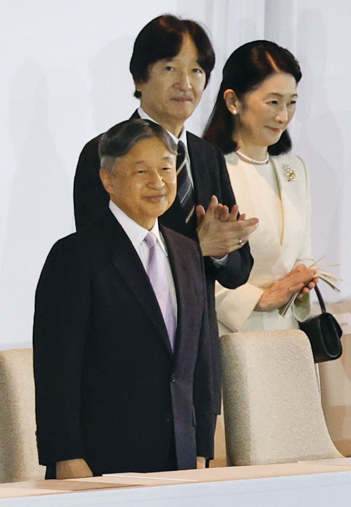 開会式に出席された天皇陛下と秋篠宮ご夫妻（共同）