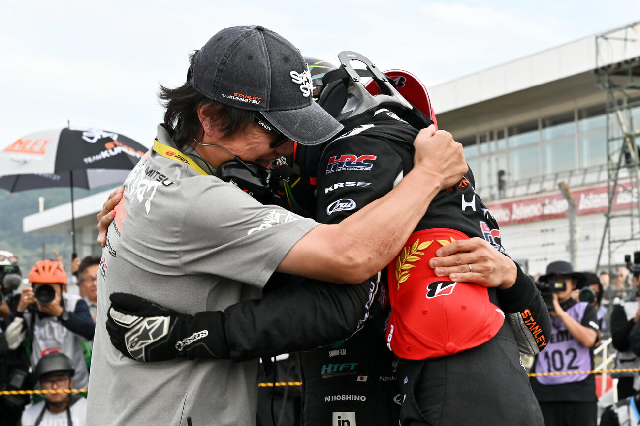 GT500クラスで抱き合う牧野、小島監督（GTA提供）
