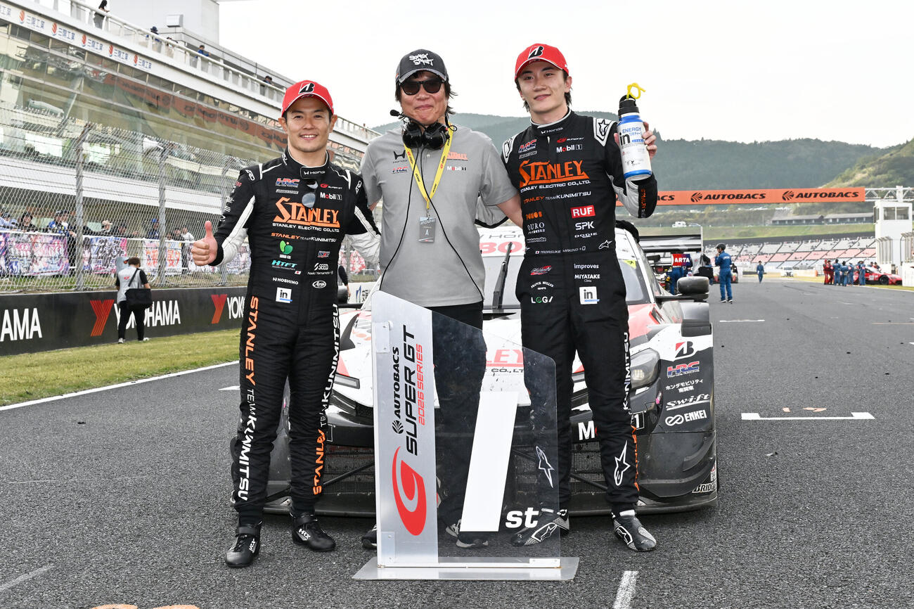 山本、小島監督、牧野（左から＝GTA提供）
