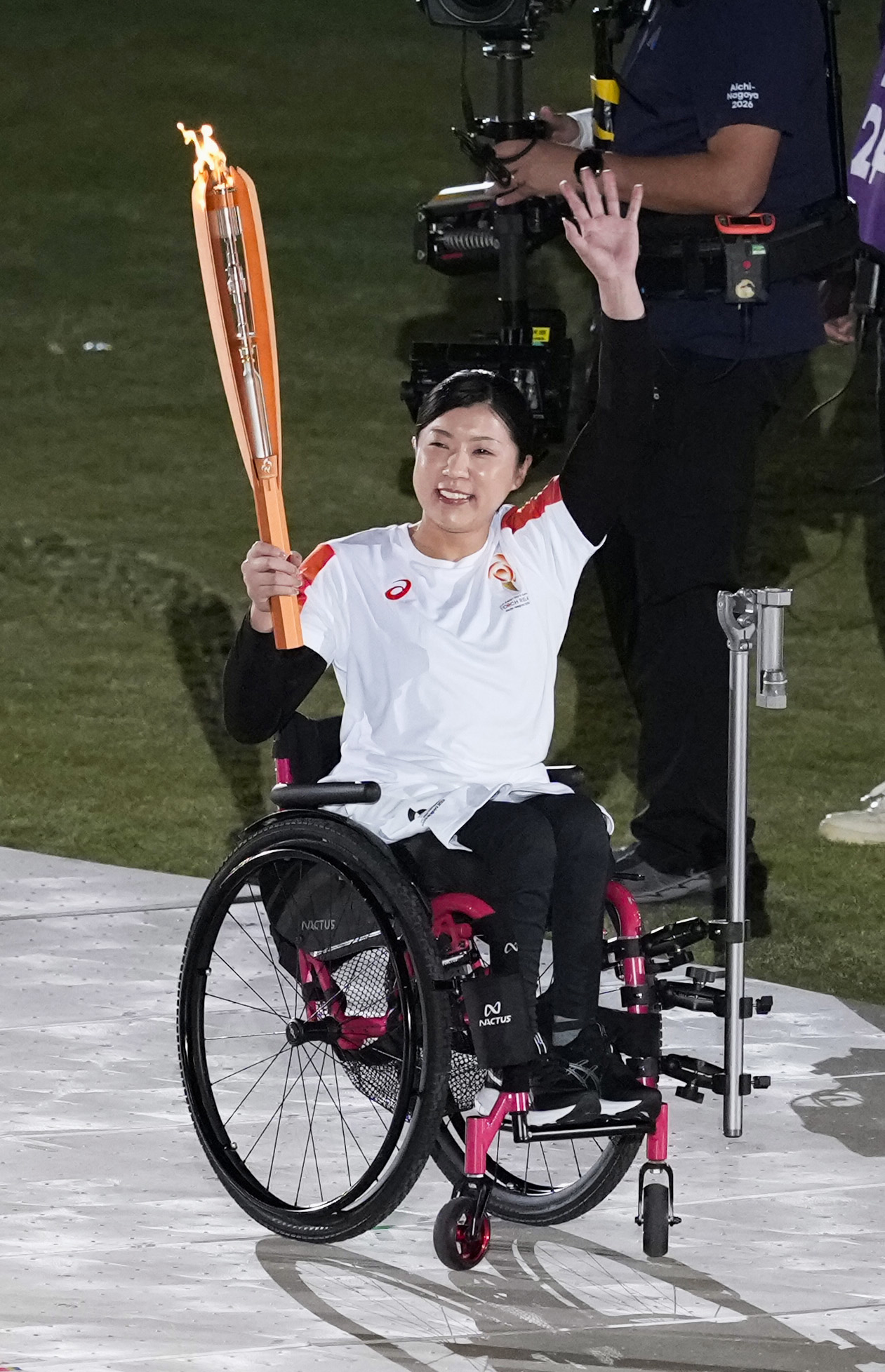 開会式で聖火リレーの最終走者を務めた村岡桃佳さん＝18日、パロマ瑞穂スタジアム（共同）