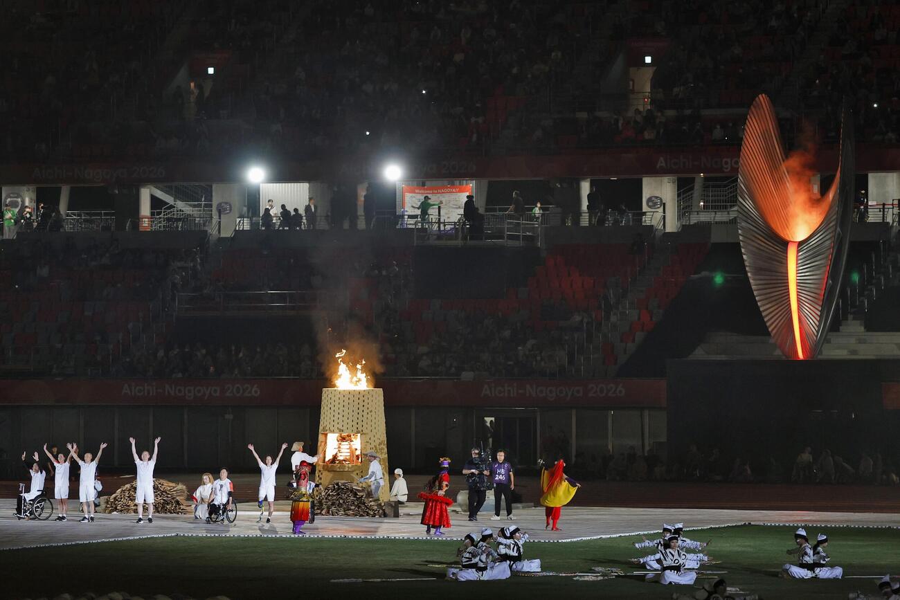開会式で点火された聖火台＝18日、パロマ瑞穂スタジアム（共同）
