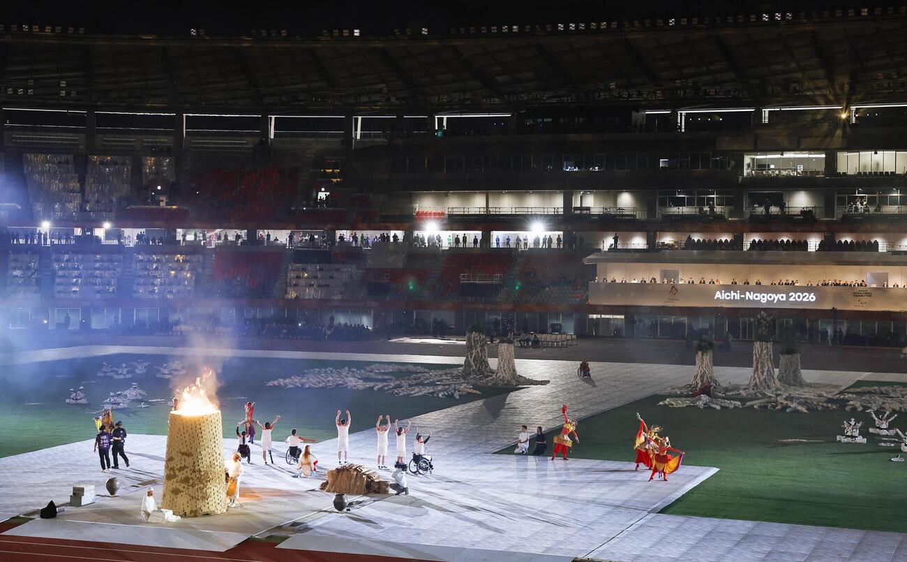 アジアパラ大会の開会式で、聖火台に火がともされたパロマ瑞穂スタジアム＝18日（共同）