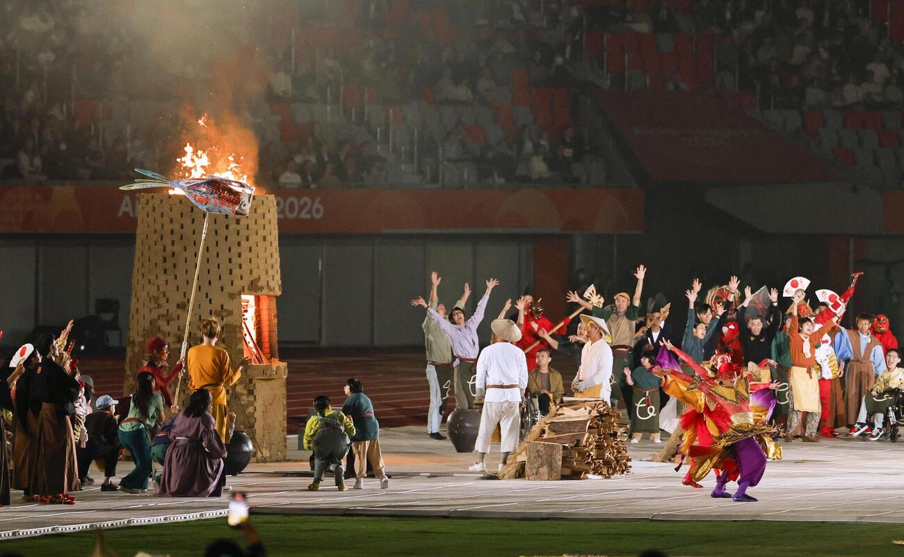 開会式で火がともされた聖火台＝18日、パロマ瑞穂スタジアム（共同）