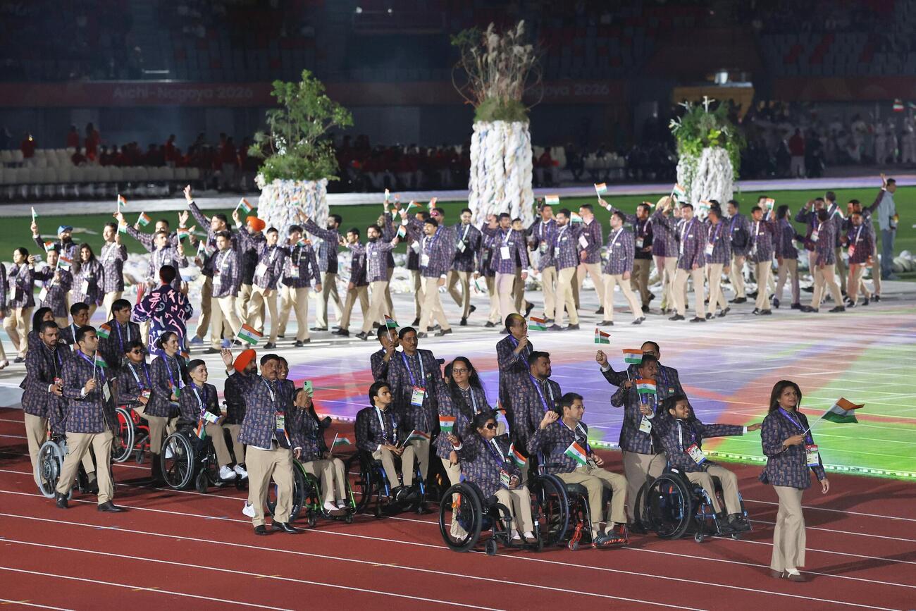 開会式で入場行進するインド選手団＝18日、パロマ瑞穂スタジアム（共同）