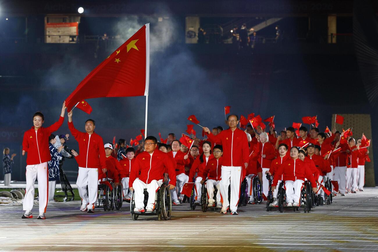 開会式で入場行進する中国選手団＝18日、パロマ瑞穂スタジアム（共同）