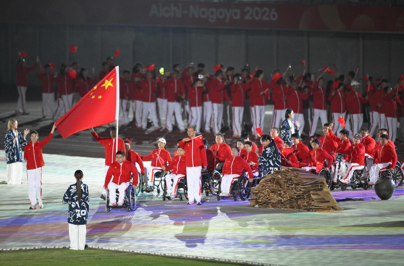 開会式で入場行進する中国選手団＝18日、パロマ瑞穂スタジアム（共同）