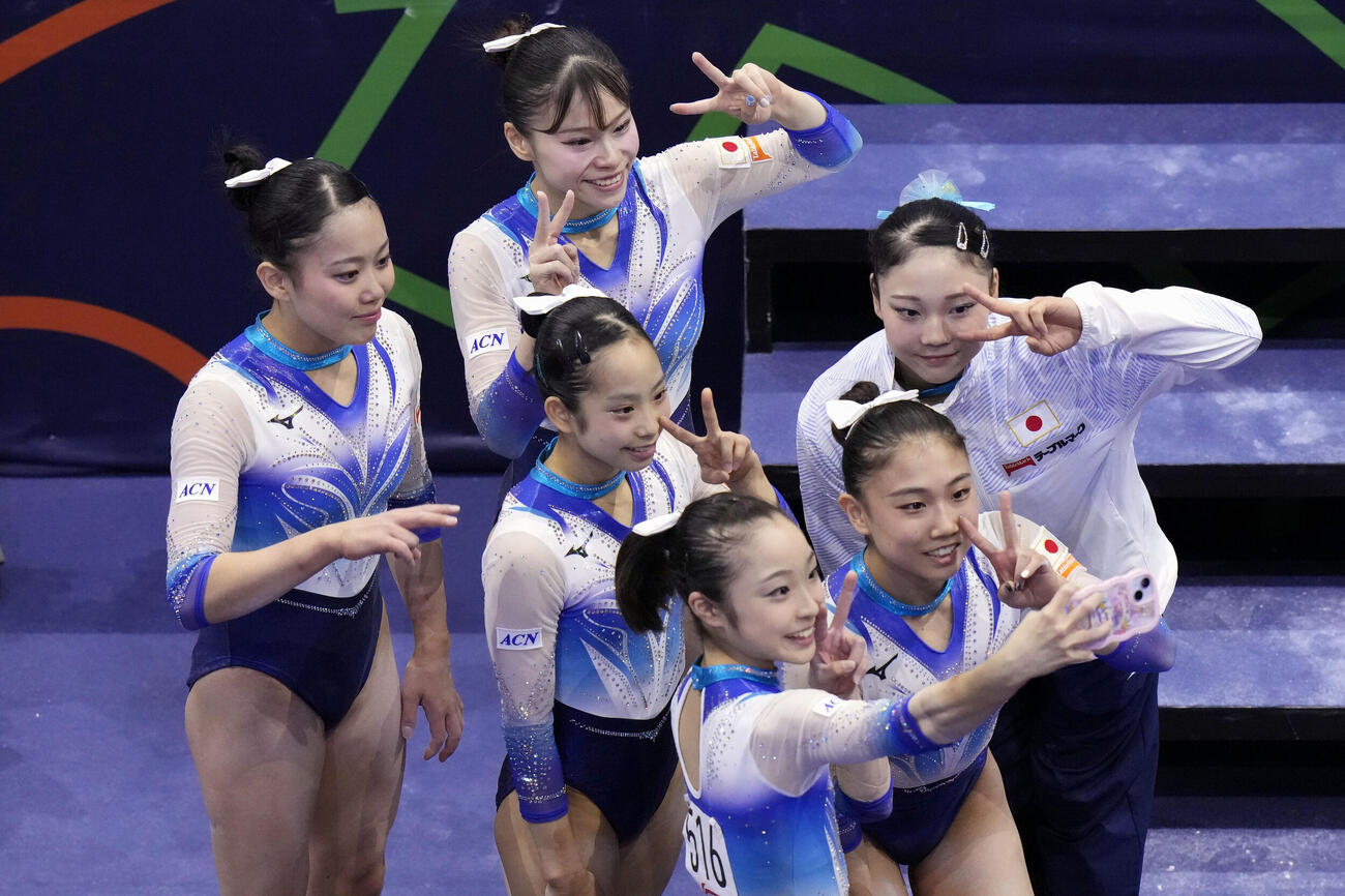 女子予選の演技を終え写真を撮る杉原愛子（上）ら＝ロッテルダム（共同）