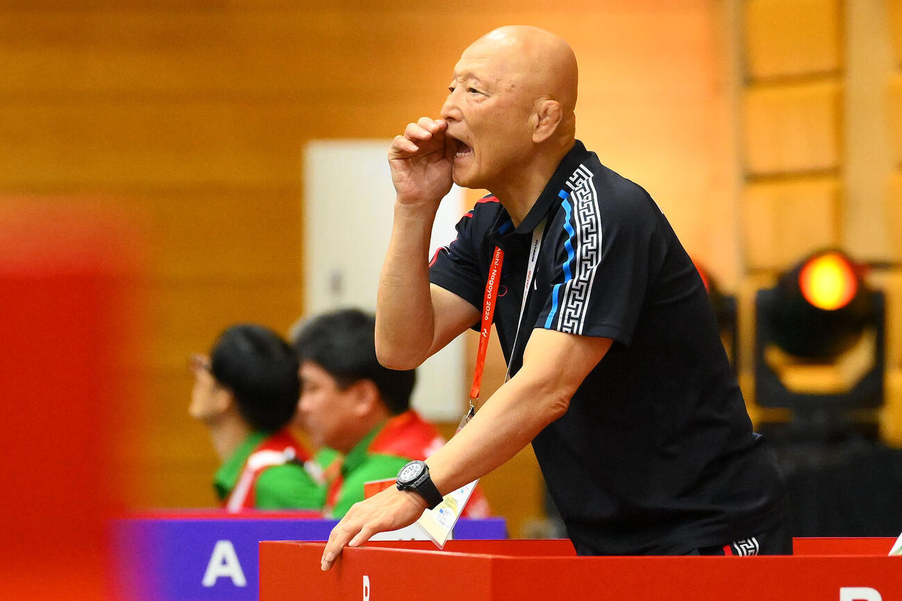10月1日、愛知・名古屋アジア大会レスリング女子62キロ級でモンゴルのトグトフ・アルトジンにアドバイスする栄和人総監督（撮影・滝沢徹郎）
