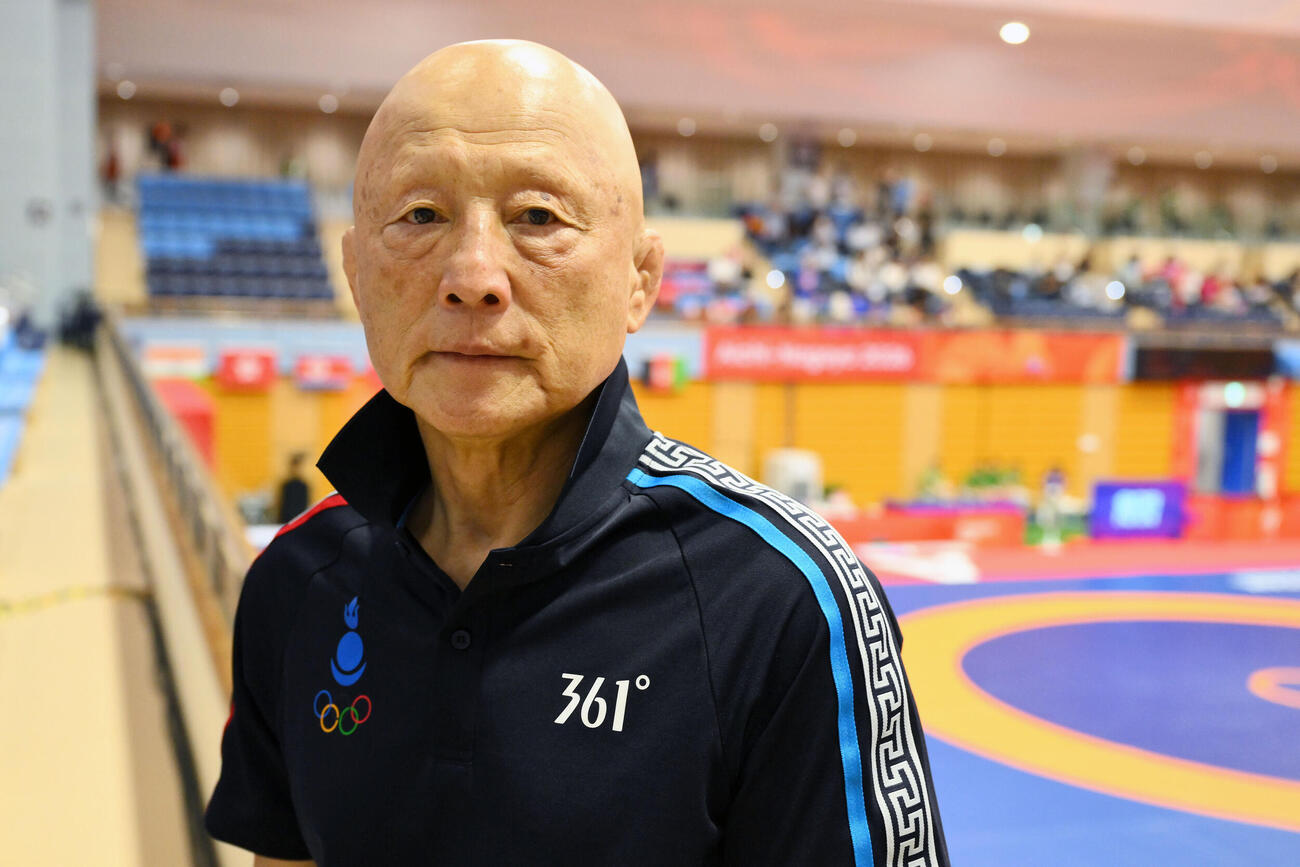 10月1日、愛知・名古屋アジア大会でインタビューに応じたレスリングモンゴル代表栄和人総監督（撮影・滝沢徹郎）