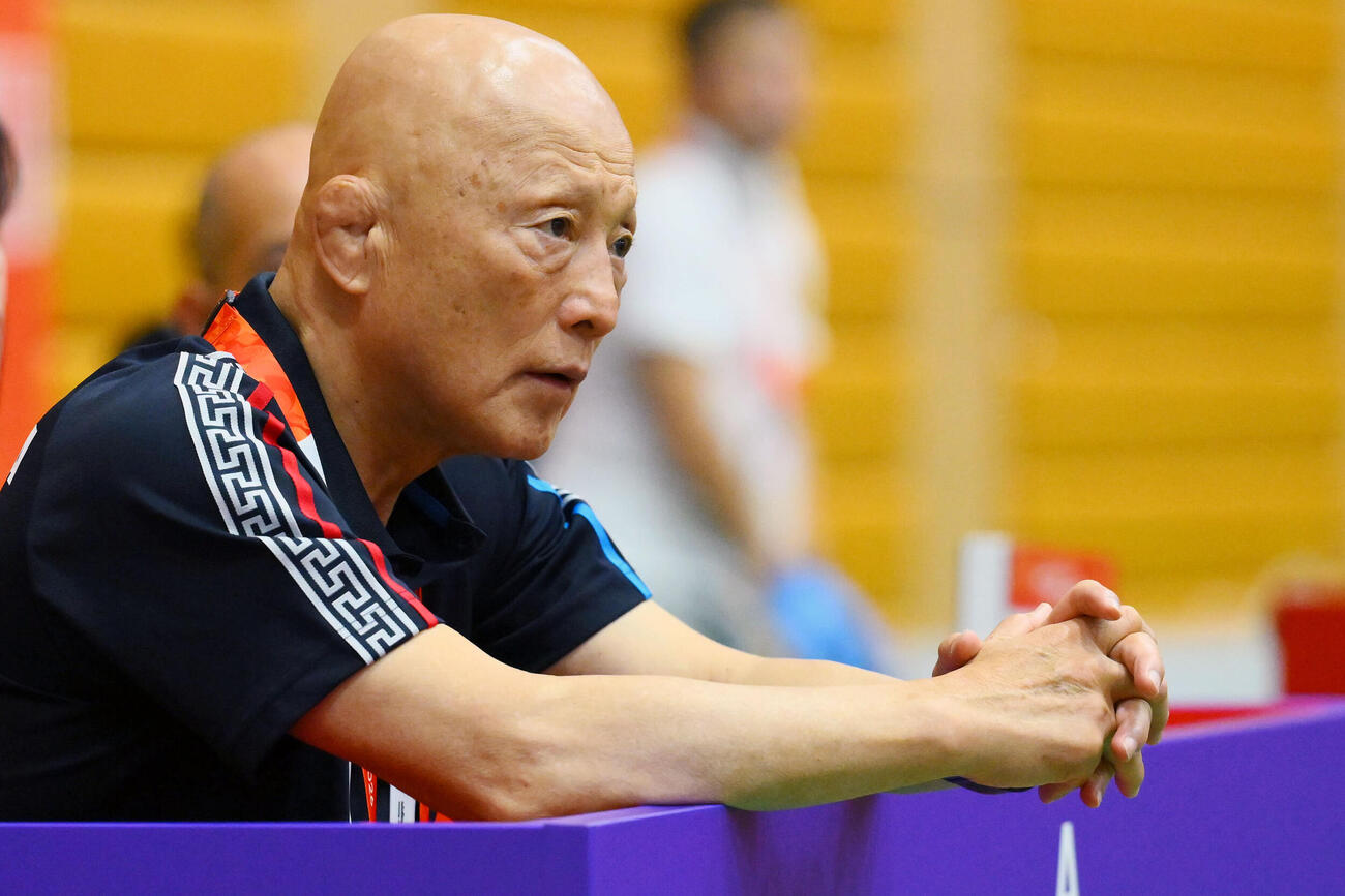 10月1日、愛知・名古屋アジア大会でモンゴルの選手を見守る栄和人総監督（撮影・滝沢徹郎）