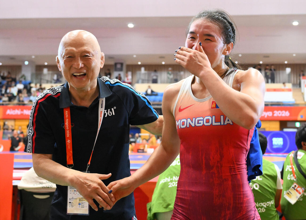 10月1日、愛知・名古屋アジア大会レスリング女子62キロ級でモンゴルのトグトフ・アルトジン（右）が銅メダルを獲得し笑顔の栄和人総監督（撮影・滝沢徹郎）