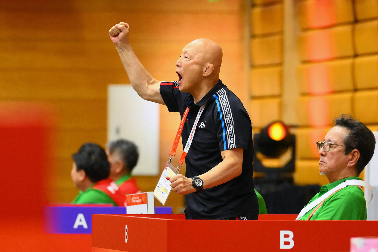10月1日、愛知・名古屋アジア大会レスリング女子62キロ級でモンゴルのトグトフ・アルトジンが銅メダルを獲得しガッツポーズする栄和人総監督（撮影・滝沢徹郎）