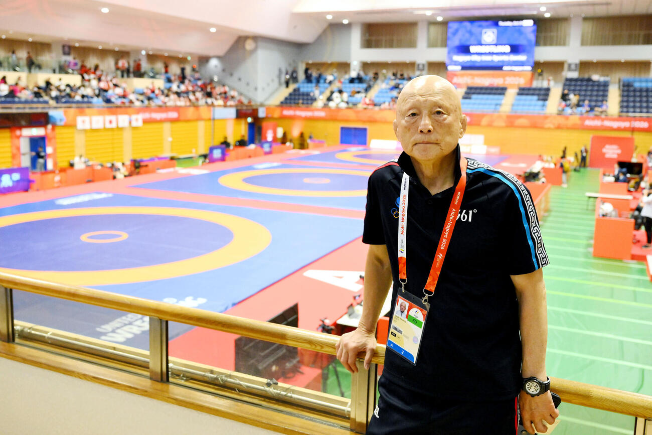10月1日、愛知・名古屋アジア大会でインタビューに応じたレスリングモンゴル代表栄和人総監督（撮影・滝沢徹郎）