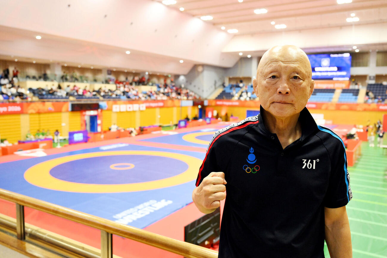 10月1日、愛知・名古屋アジア大会でインタビューに応じたレスリングモンゴル代表栄和人総監督（撮影・滝沢徹郎）
