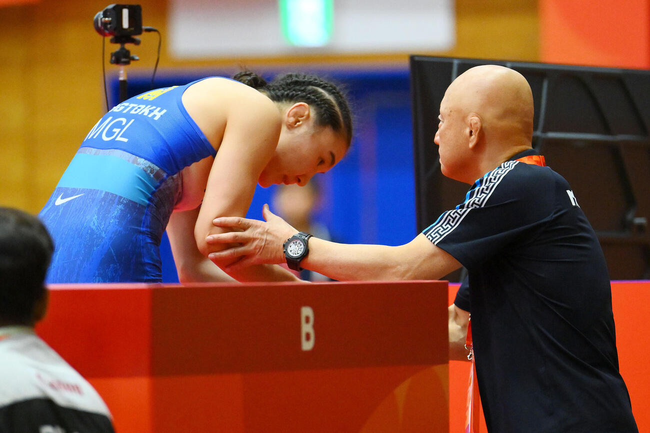 10月1日、愛知・名古屋アジア大会で試合に臨むモンゴルの選手と握手を交わす栄和人総監督（撮影・滝沢徹郎）
