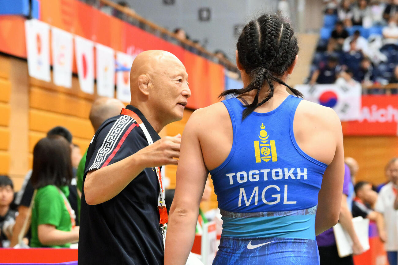 10月1日、愛知・名古屋アジア大会で試合を終えたモンゴルの選手を迎える栄和人総監督（撮影・滝沢徹郎）