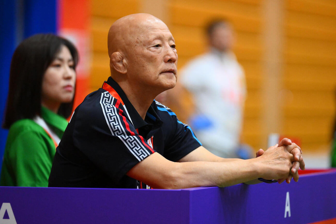 愛知・名古屋アジア大会でモンゴルの選手を見守る栄和人総監督（撮影・滝沢徹郎）