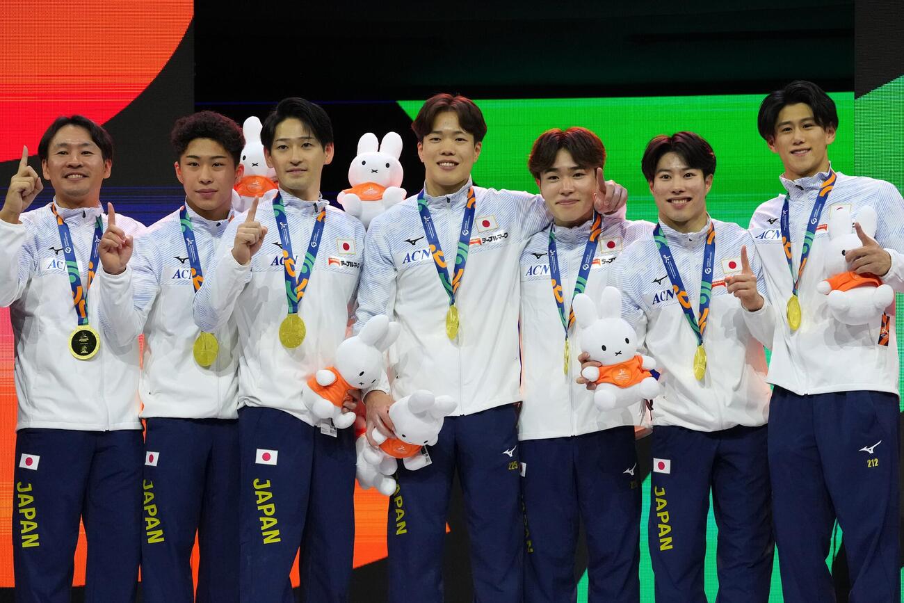 世界選手権で金メダルを獲得した体操男子日本代表（AP）