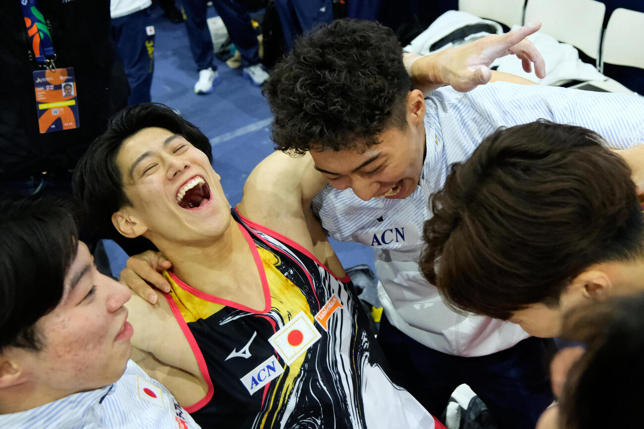 優勝に喜びを爆発させる日本の橋本大輝（左から2人目）（AP）