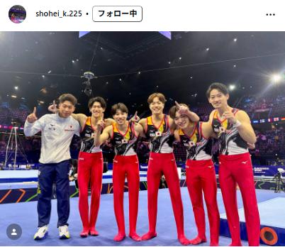 全員が「1番ポーズ」で優勝を喜ぶ（川上翔平のインスタグラムから）