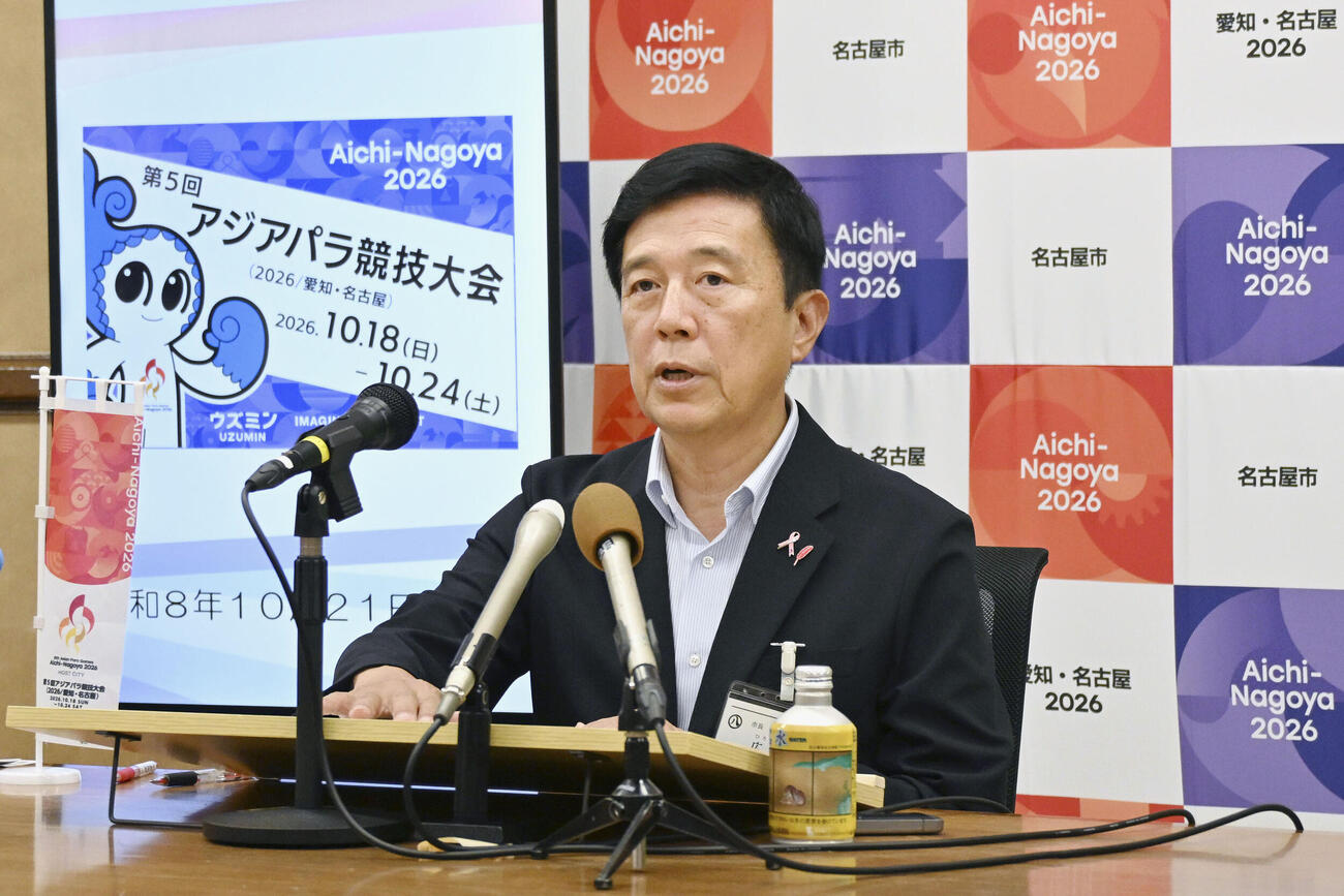 記者会見する名古屋市の広沢一郎市長＝21日午前、名古屋市役所（共同）