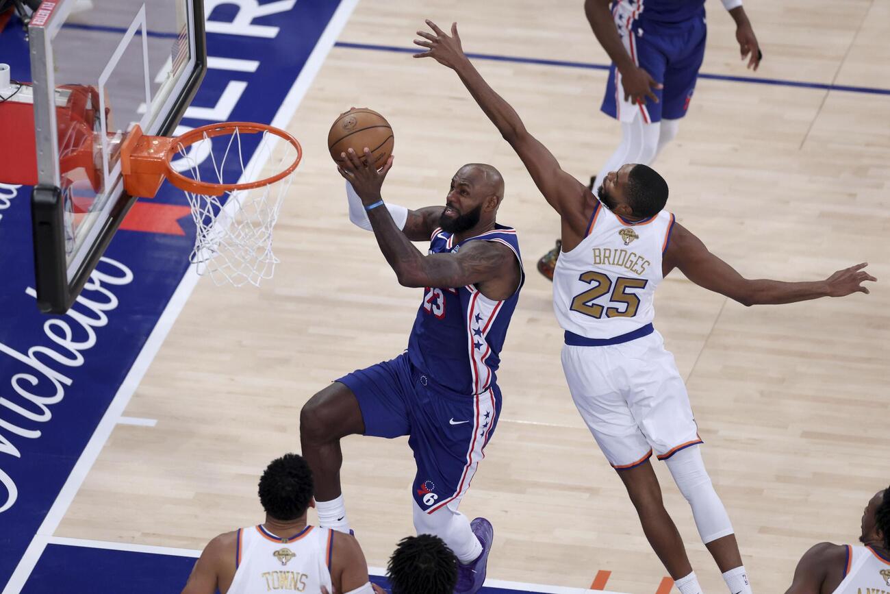 NBA開幕戦のニックス戦で、得点を狙う76ersのジェームズ（左）＝ニューヨーク（ゲッティ＝共同）