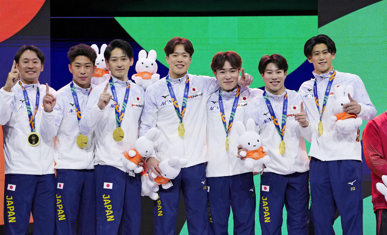 体操世界選手権の男子団体総合で優勝し笑顔の（右から）橋本大輝、土井陵輔、岡慎之助、川上翔平、前田楓丞ら。ロサンゼルス五輪の出場枠を獲得した＝20日、オランダ・ロッテルダム（共同）