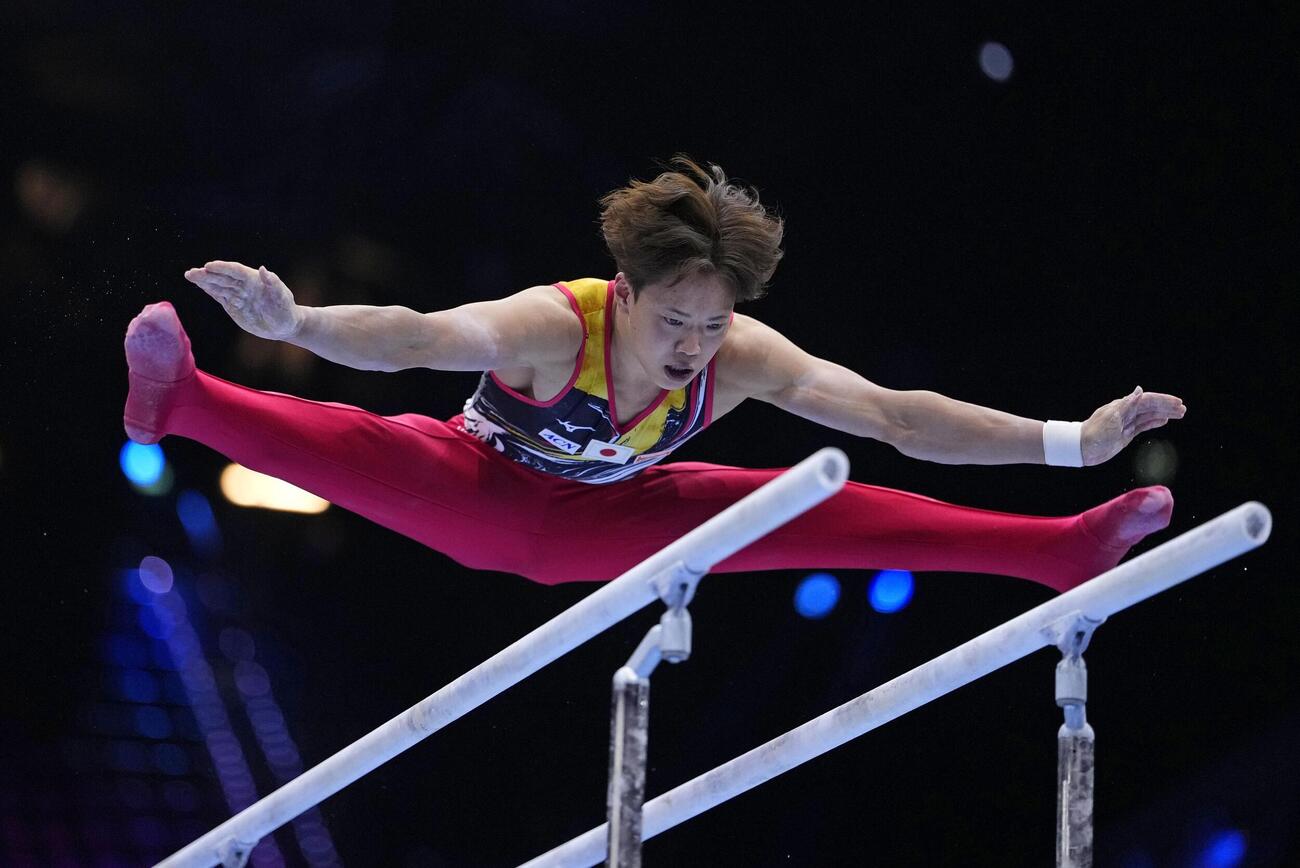 男子団体総合決勝　川上翔平の平行棒＝ロッテルダム（共同）