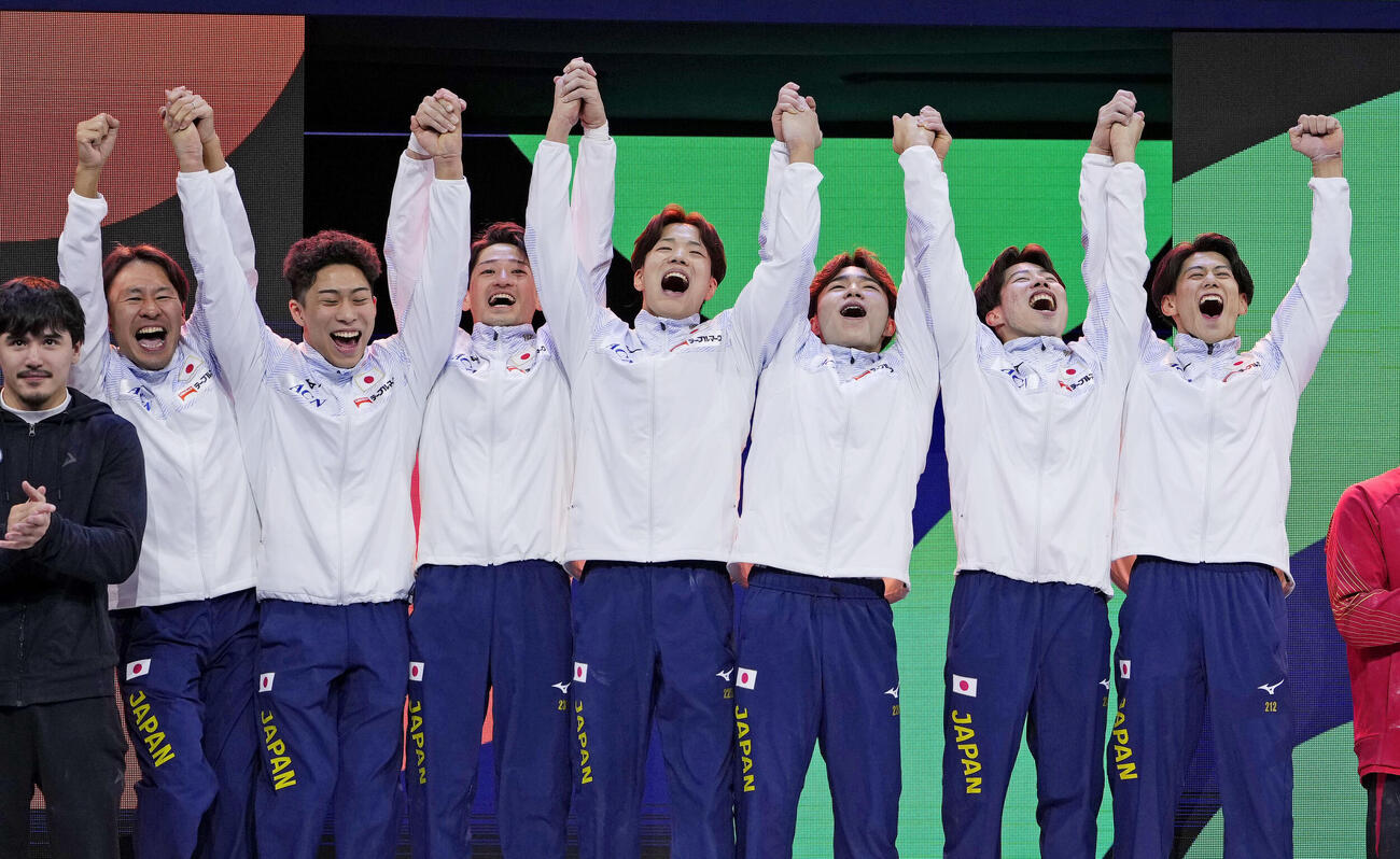 体操世界選手権の男子団体総合で優勝し、表彰台で喜ぶ（右から）橋本大輝、土井陵輔、岡慎之助、川上翔平、前田楓丞ら。ロサンゼルス五輪の出場枠を獲得した＝20日、オランダ・ロッテルダム（共同）