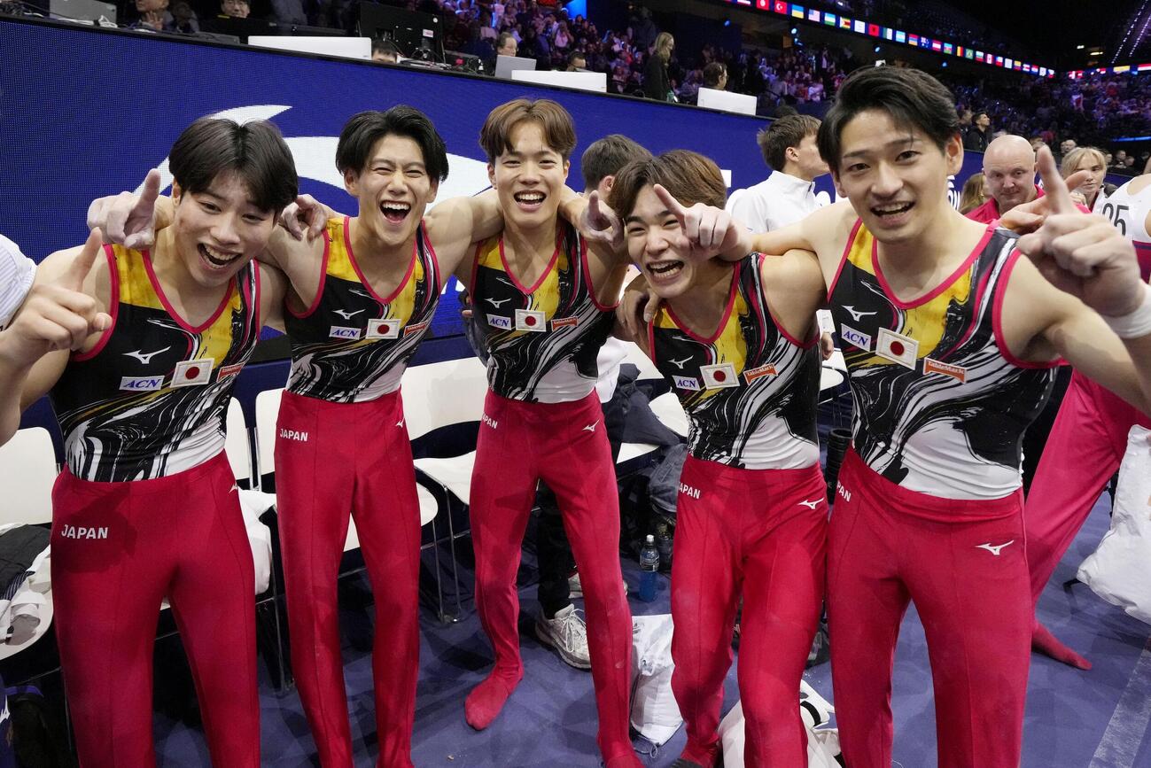 体操世界選手権の男子団体総合で優勝し喜ぶ（左から）土井陵輔、橋本大輝、川上翔平、岡慎之助、前田楓丞。ロサンゼルス五輪の出場枠を獲得した＝20日、オランダ・ロッテルダム（共同）