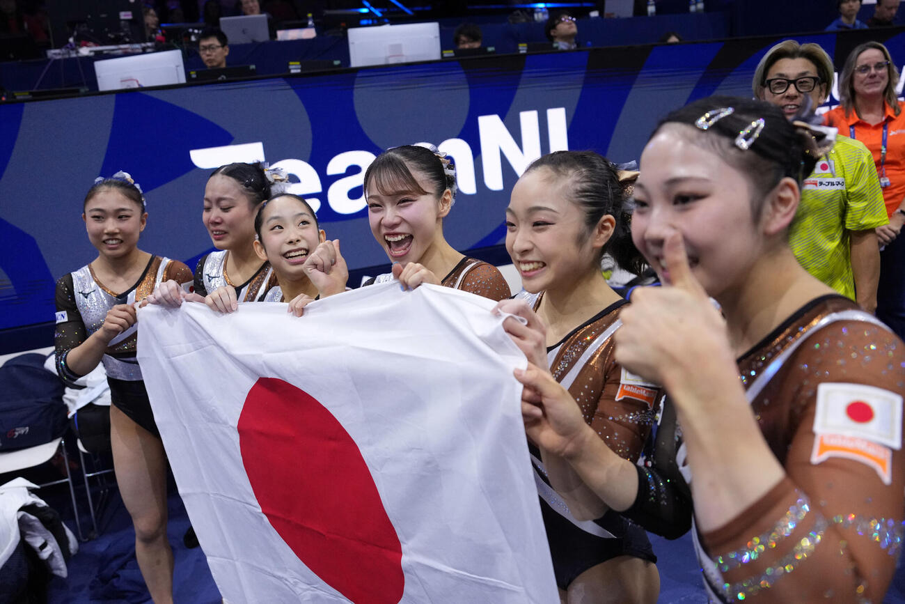 世界体操女子団体で銅メダルを獲得し、28年ロス五輪出場枠を獲得した女子日本代表（AP）