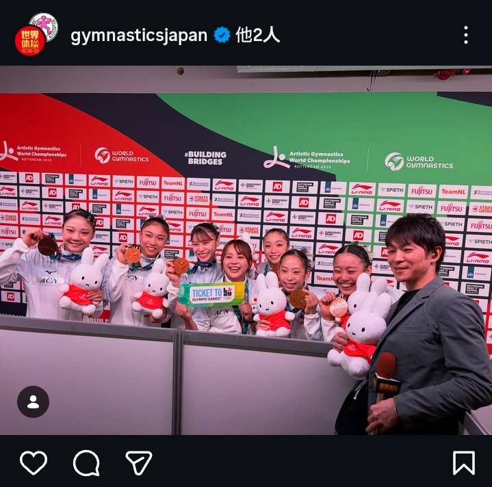 女子日本代表と喜びを分かち合う内村航平氏（右）（日本協会の公式インスタグラムから）
