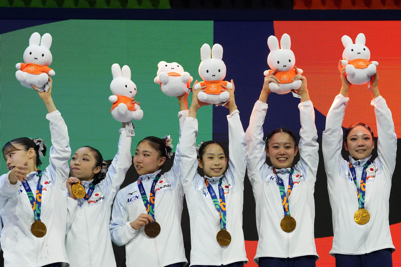 銅メダルを獲得し、表彰台に上がる日本女子チーム（AP）