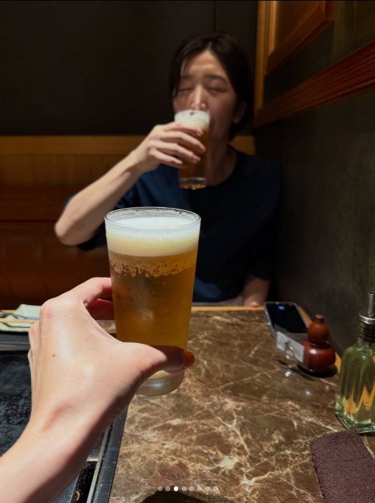 ビールを飲む荒木絵里香さん（木村沙織のインスタグラムから）