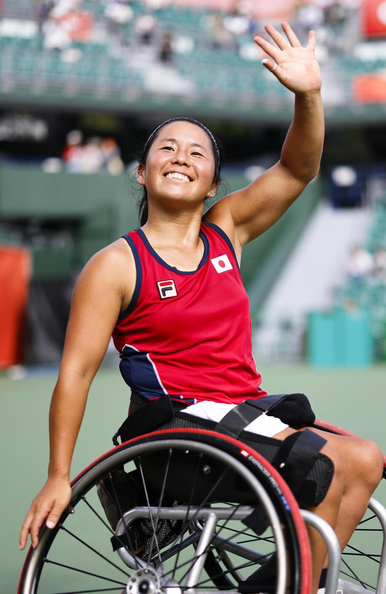 女子シングルス準決勝で勝利し客席に手を振る上地結衣＝名古屋市東山公園TC（共同）