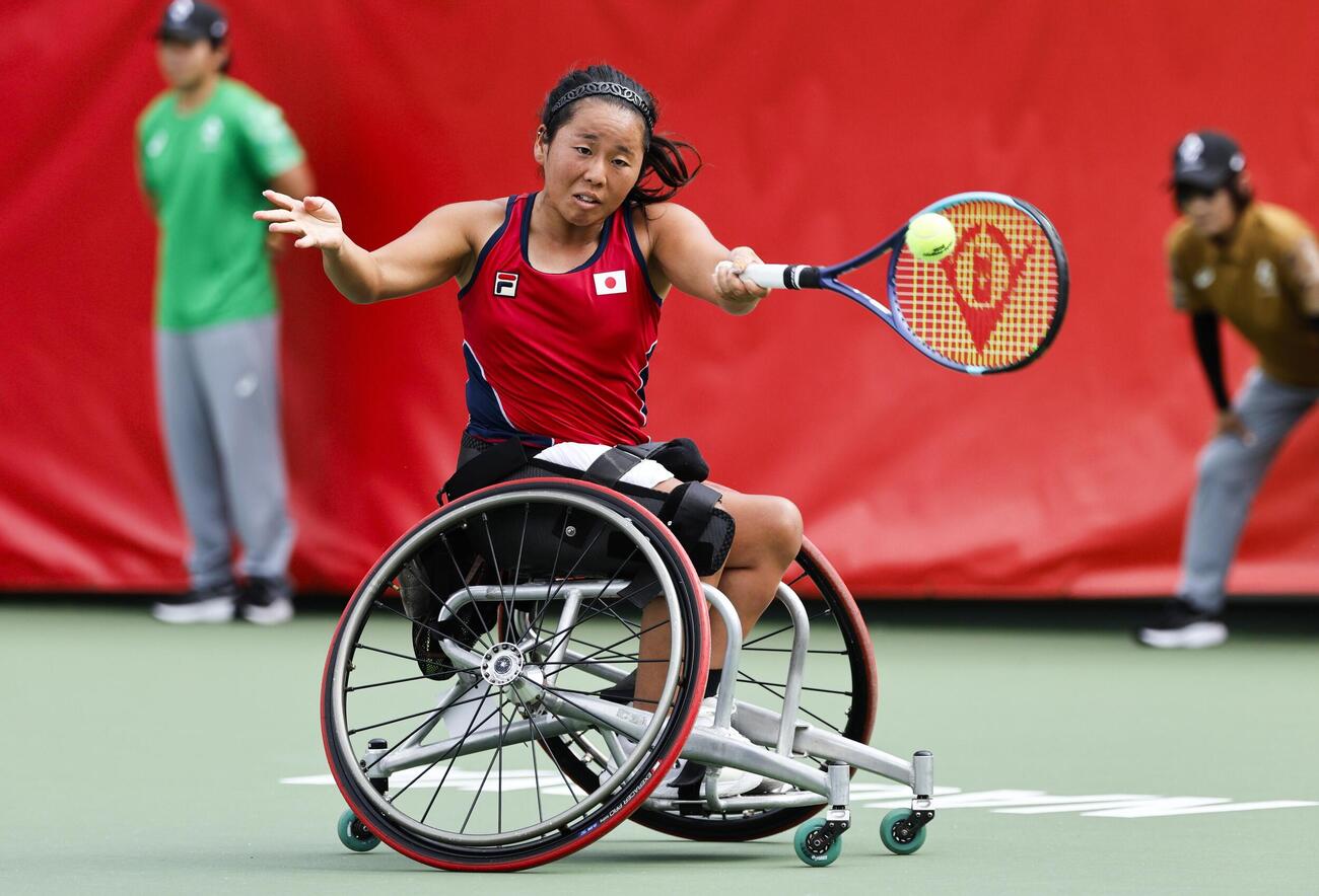 女子シングルス準決勝　高室冴綺と対戦する上地結衣＝名古屋市東山公園TC（共同）