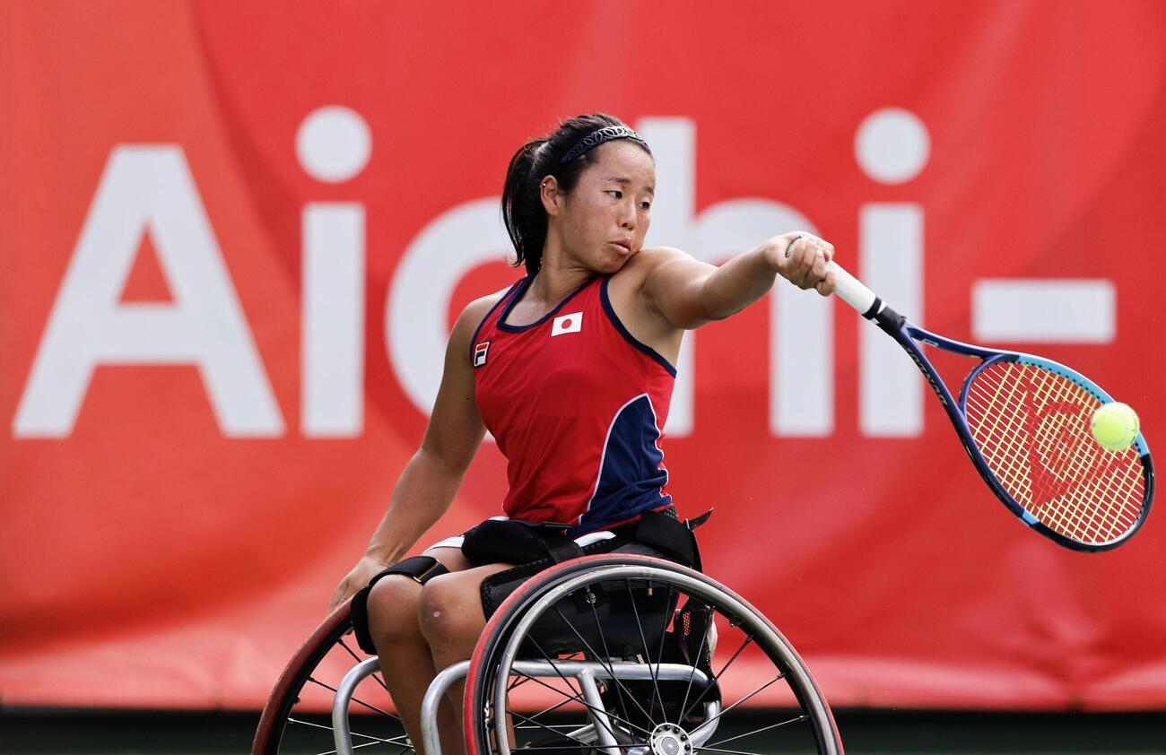 女子シングルス準決勝　高室冴綺と対戦する上地結衣＝名古屋市東山公園TC（共同）