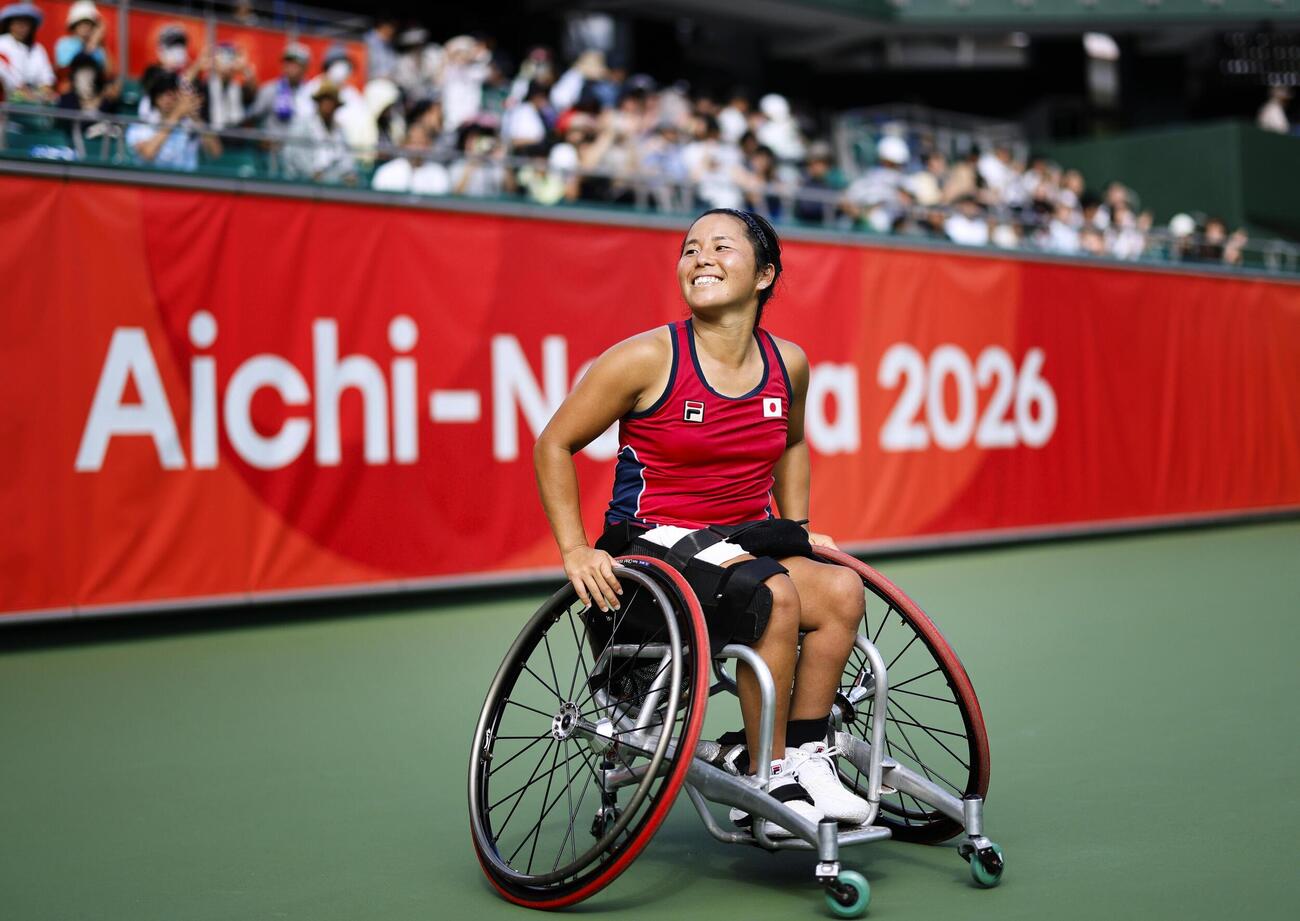 女子シングルス準決勝で勝利し場内一周する上地結衣＝名古屋市東山公園TC（共同）