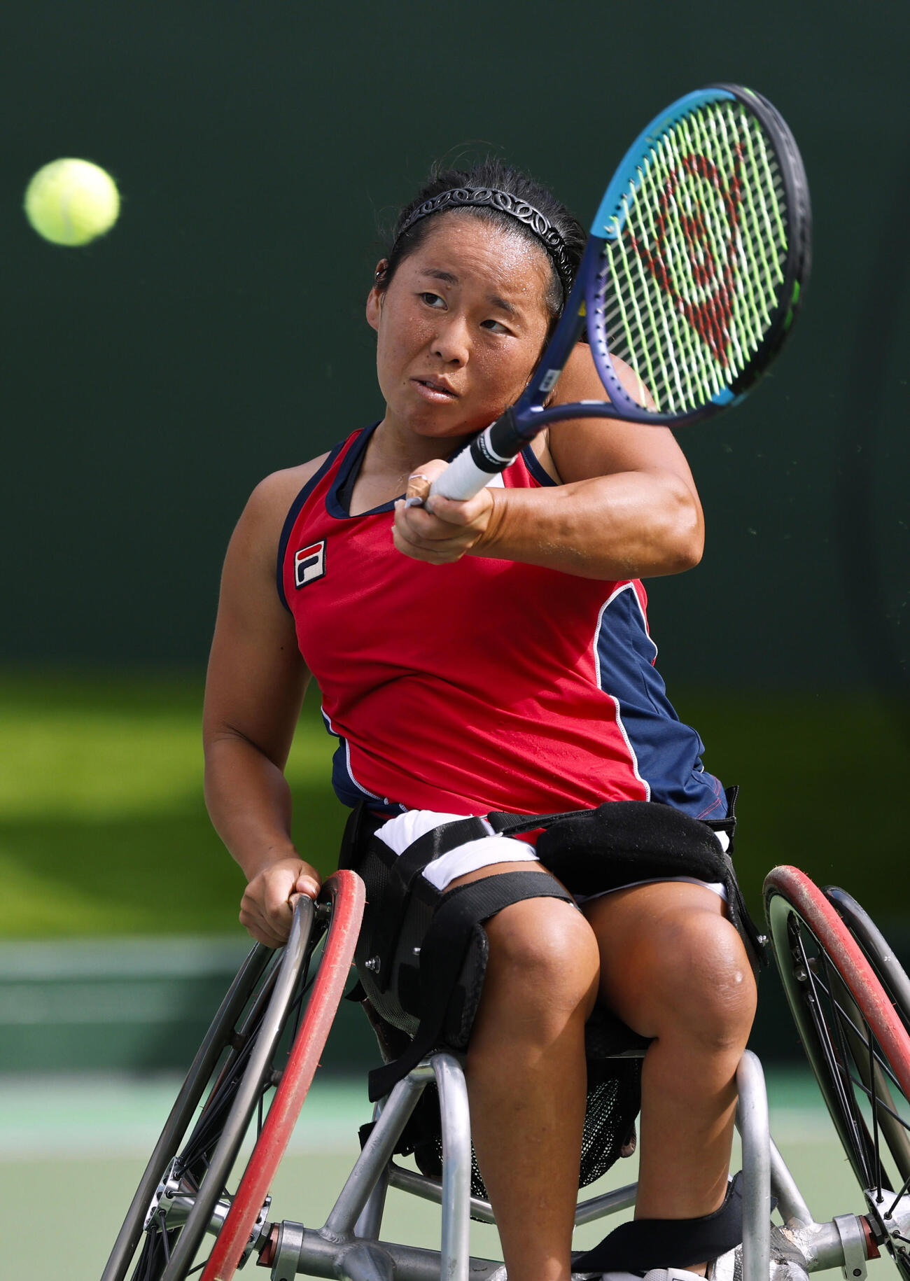 女子シングルス準決勝　高室冴綺と対戦する上地結衣＝名古屋市東山公園TC（共同）