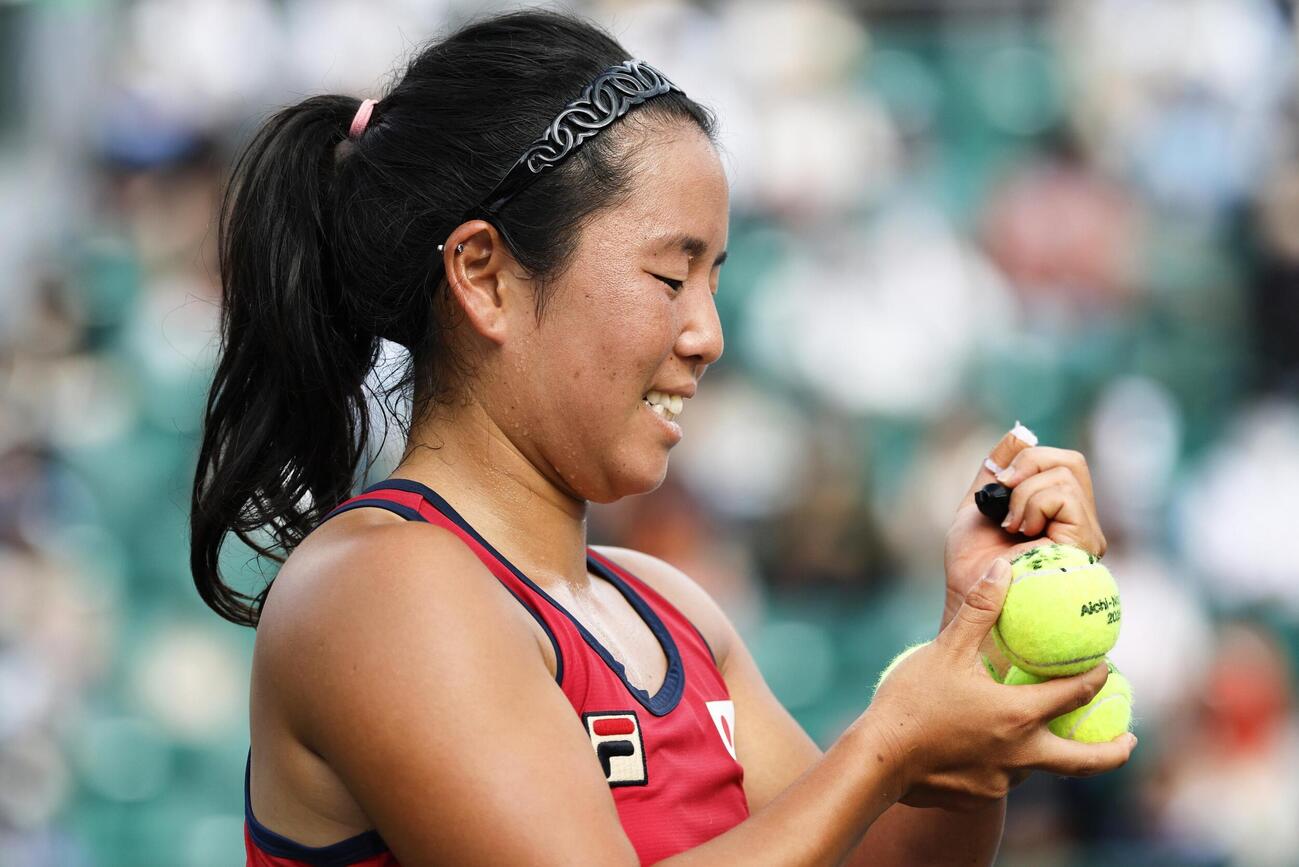 女子シングルス準決勝で勝利しボールにサインする上地結衣＝名古屋市東山公園TC（共同）