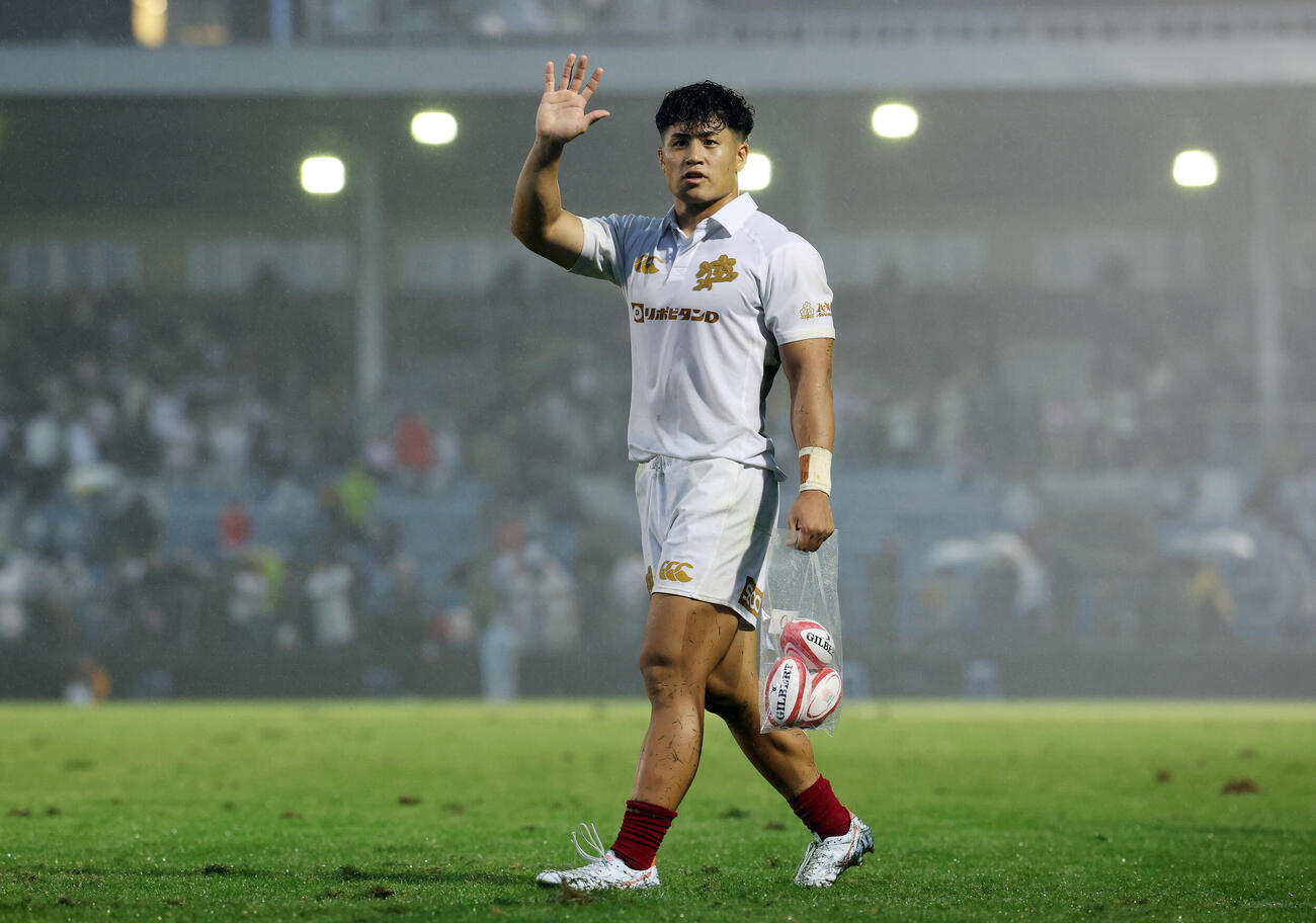 日本対フィジー　試合後、手を振る伊藤龍之介（撮影・宮地輝）
