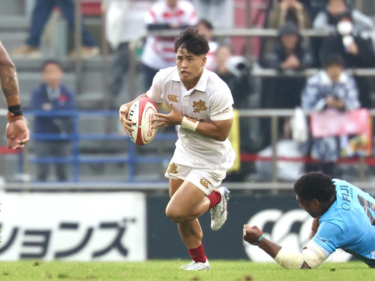 日本対フィジー　前半、ボールを運ぶ伊藤龍之介（撮影・宮地輝）