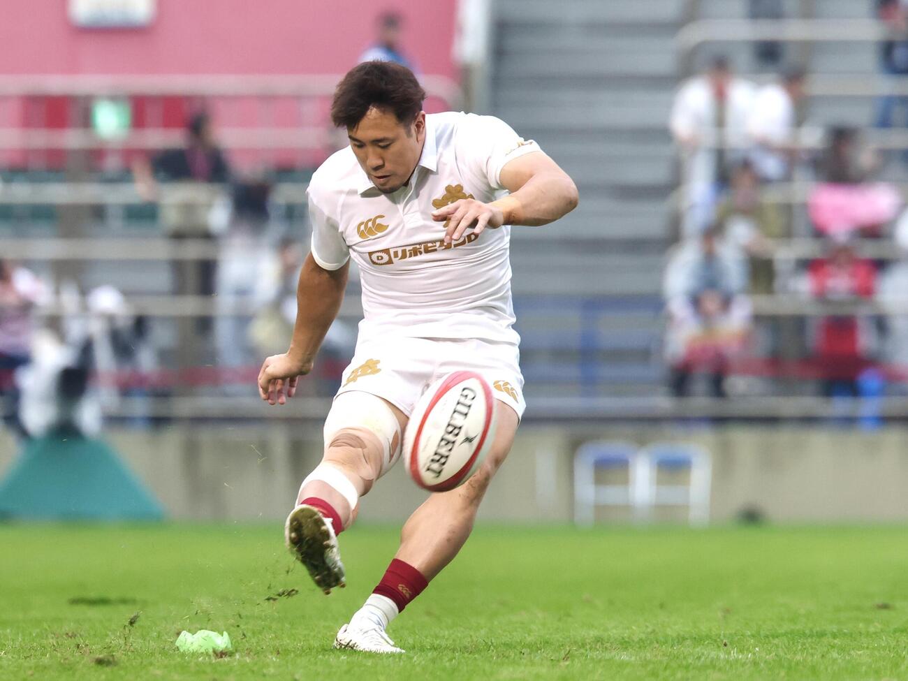 日本対フィジー　前半、コンバージョンキックを決める松永拓朗（撮影・宮地輝）